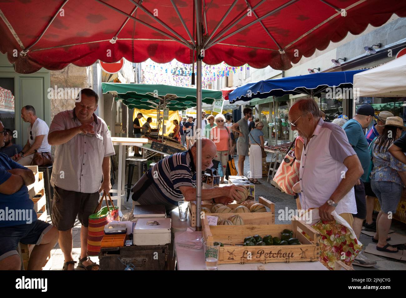 Ville d'Eymet, bastide-Stadt, in der Region Südwest-Dordogne, mit einem blühenden Marktplatz, am Ufer des Dropt River, Frankreich, Europa Stockfoto