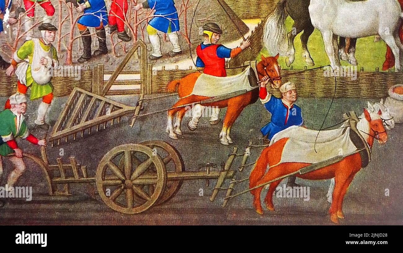 Eine frühe britische Farbdarstellung von landwirtschaftlichen Arbeitern auf einem mittelalterlichen Bauernhof. Pferde werden verwendet, um einen Holzpflug und eine Holzegge zu zeichnen, gefolgt von einem Mann, der Samen von Hand aus einem Beutel um seine Taille sät. Im Hintergrund sind Männer, die Holz schneiden, um Hürdenzäune zu machen Stockfoto