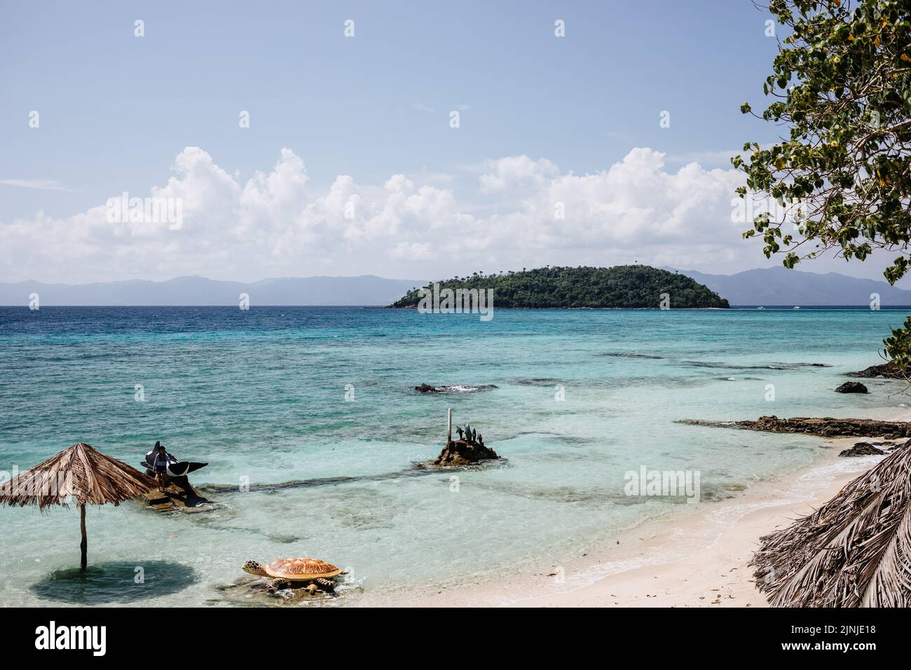 Eine ruhige Landschaft des unberührten Romblon-Strandes auf den Philippinen Stockfoto