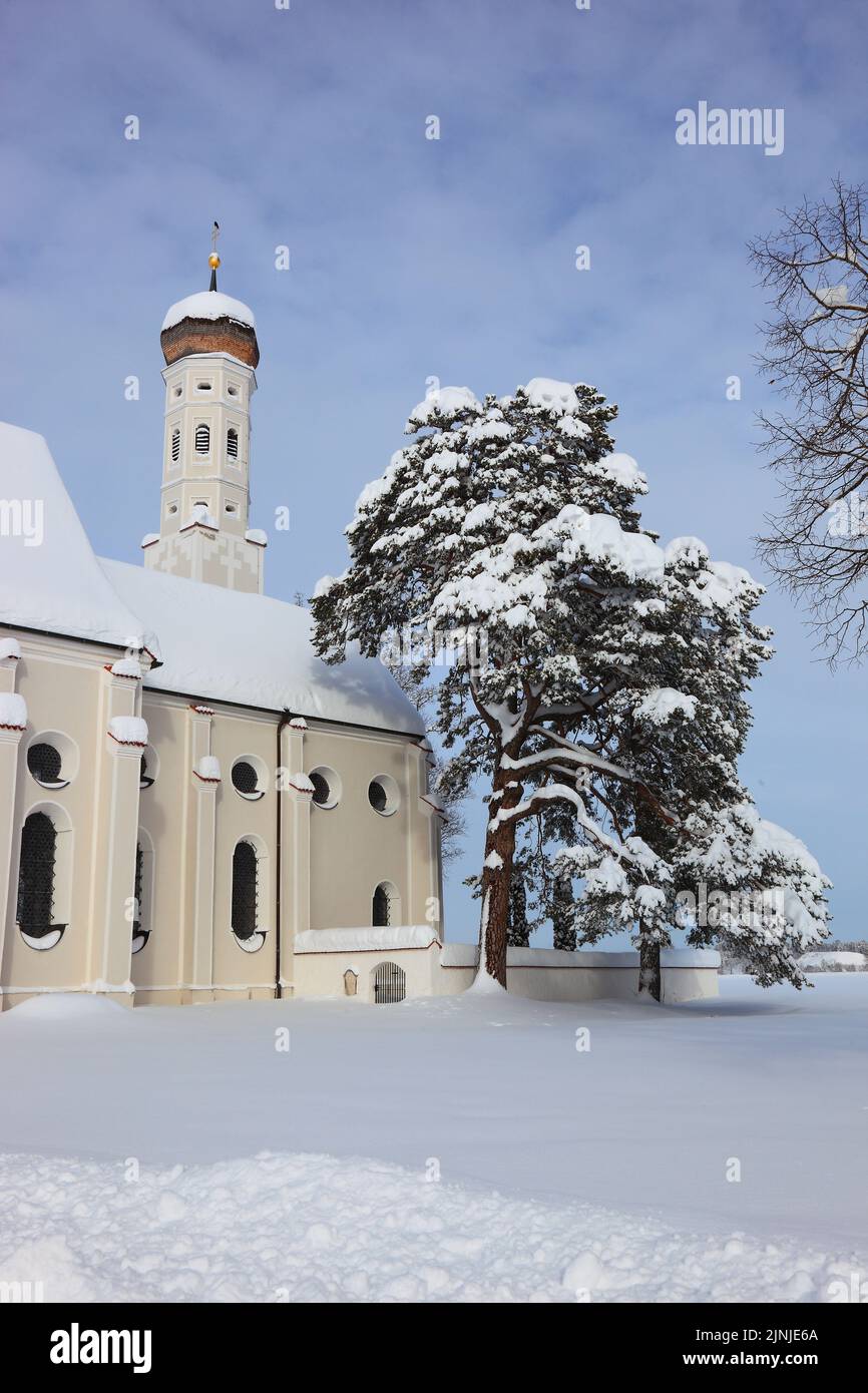 Die barocke Colomanskirche, St. Coloman, im Winter in tiefverschneiter Landschaft, nahe Schwangau, Östallgäu, Schwaben, Bayern, Deutschland / die BA Stockfoto