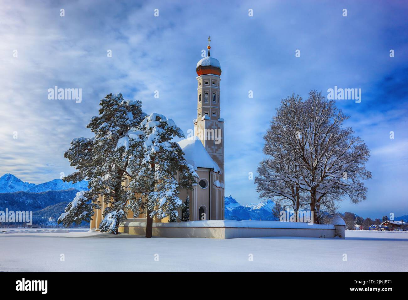 Die barocke Colomanskirche, St. Coloman, im Winter in tiefverschneiter Landschaft, nahe Schwangau, Östallgäu, Schwaben, Bayern, Deutschland / die BA Stockfoto