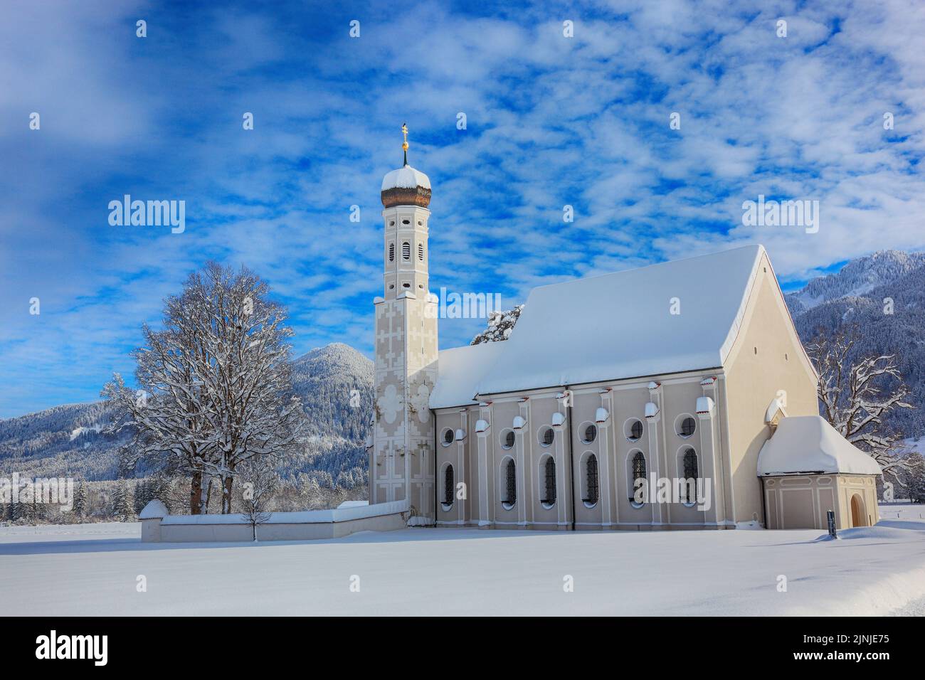 Die barocke Colomanskirche, St. Coloman, im Winter in tiefverschneiter Landschaft, nahe Schwangau, Östallgäu, Schwaben, Bayern, Deutschland / die BA Stockfoto