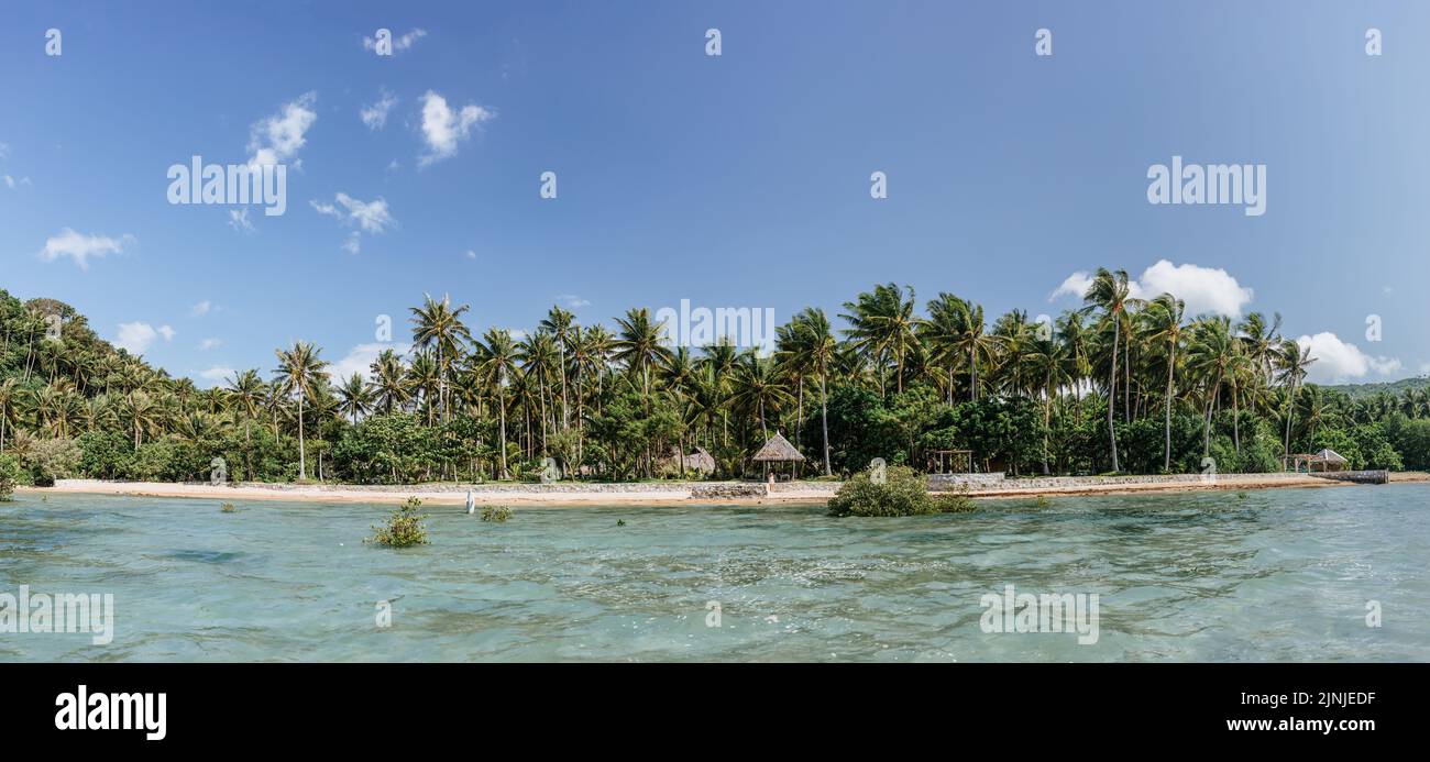 Ein Panoramablick auf den unberührten Romblon Strand auf den Philippinen Stockfoto