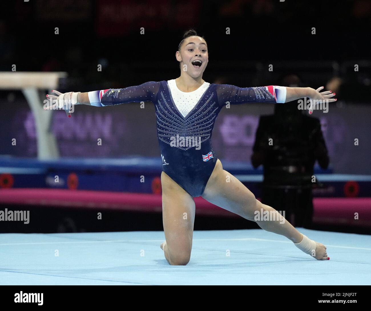 Jennifer Gadirova (Großbritannien) während ihrer Performance im Allround-Frauengymnastik am ersten Tag der Europameisterschaft 2022 in München. Bilddatum: Donnerstag, 11. August 2022. Stockfoto