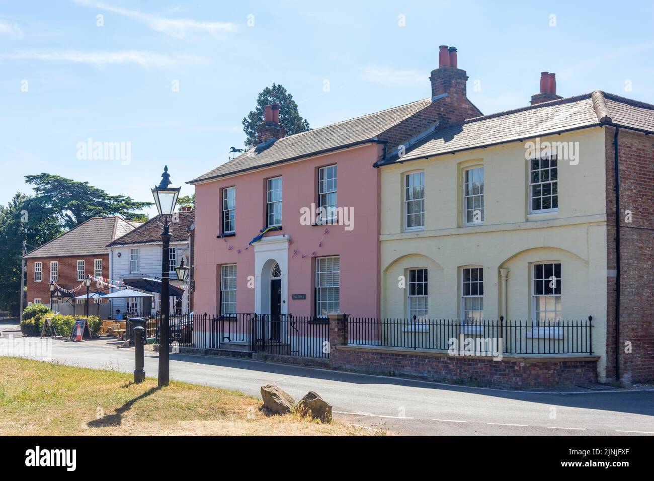 The Barley Mow Pub and Period Houses on the Green, Englefield Green, Surrey, England, Vereinigtes Königreich Stockfoto