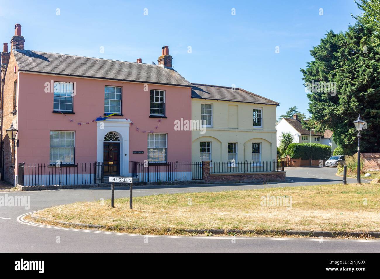 Periode Häuser auf The Green, Englefield Green, Surrey, England, Vereinigtes Königreich Stockfoto