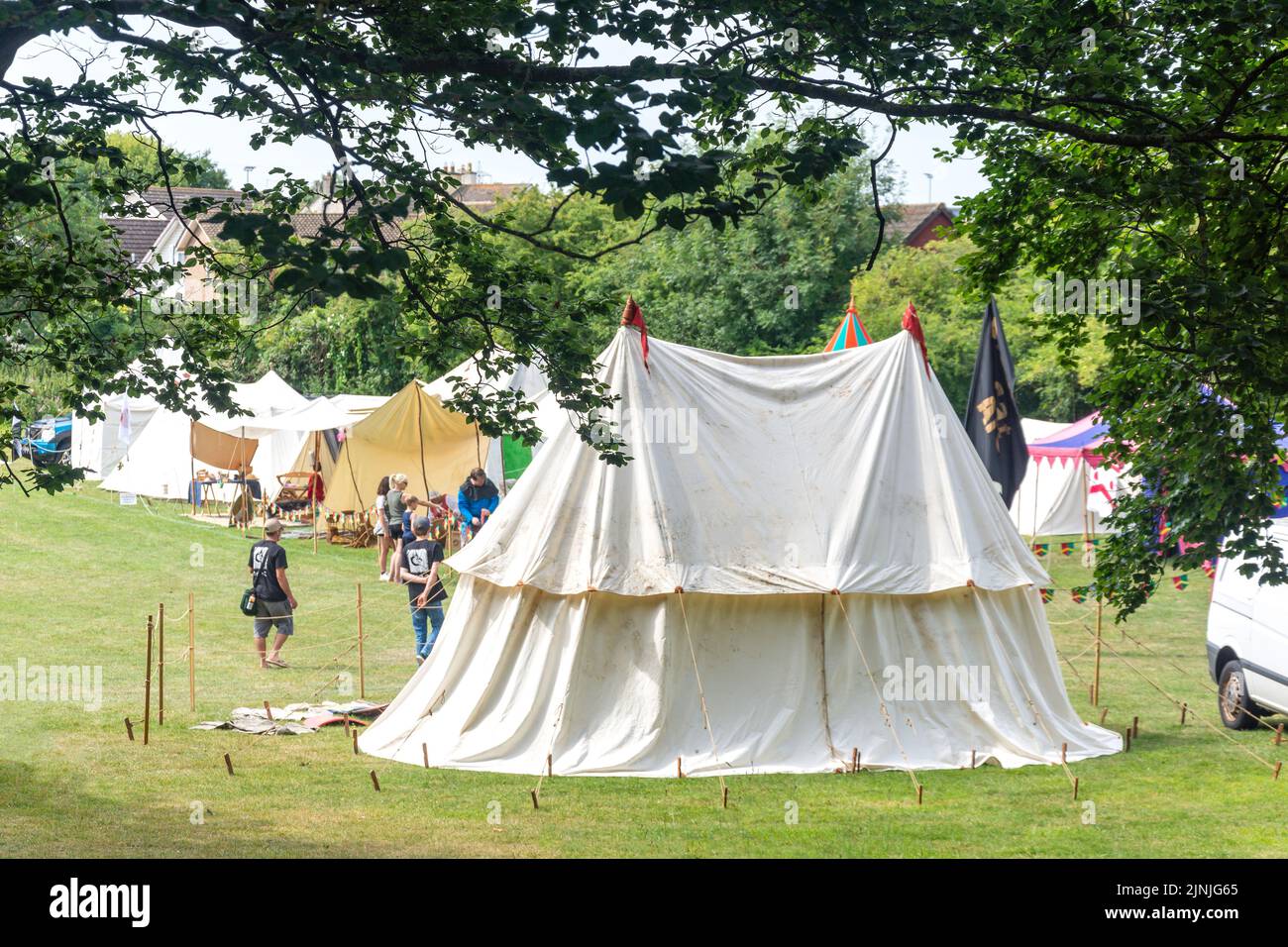 Traditionelle Zelte auf dem VW-Campingfestival „Dubs at the Castle“, auf dem Gelände von Caldicot Castle, Caldicot, Monmouthshire, Wales (Cymru), Vereinigtes Königreich Stockfoto