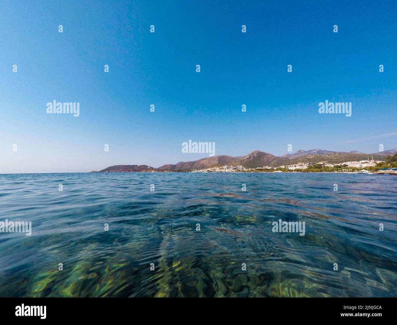 Datca Stadt am Meer mit Blick auf die Ägäis und blauen Himmel. Datca