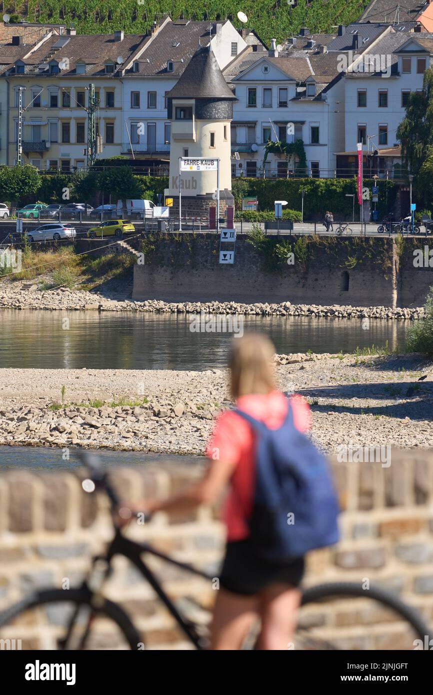 Kaub, Deutschland. 12. August 2022. Der Spurenturm am Mittelrhein bei Kaub. In Kaub wird eines der wichtigsten Referenzmessgeräte für die Rheinschifffahrt am Mittelrhein gemessen. Quelle: Thomas Frey/dpa/Alamy Live News Stockfoto