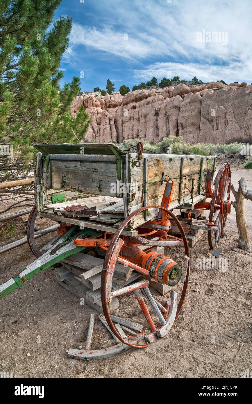 Alter Wagen, in der George Moody Cabin, 1870, Pionierhaus im Spring Valley, in der Nähe von Ursine, Nevada, USA Stockfoto