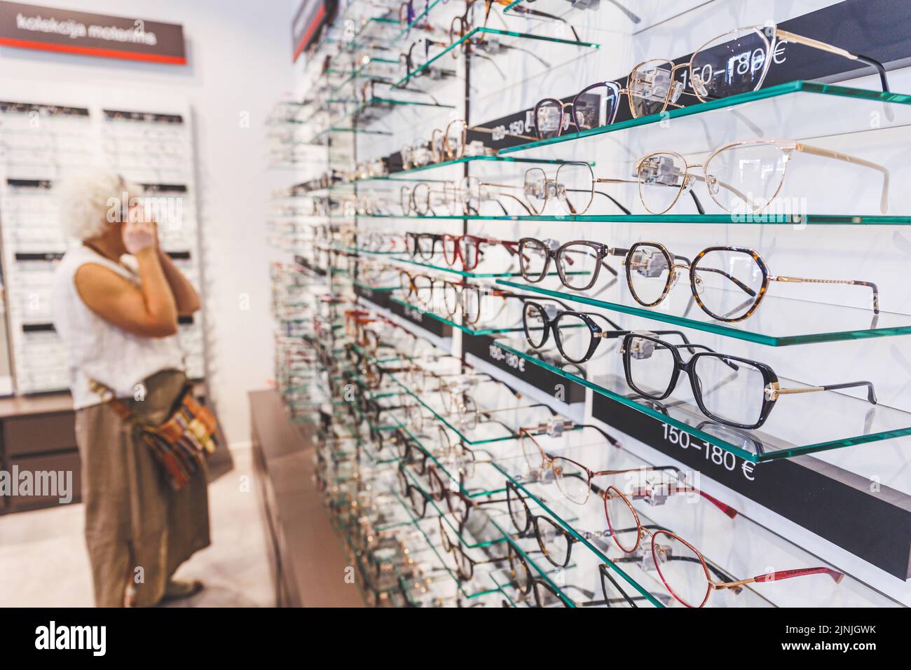 Brillengeschäft. Brillen oder Brillen, Sehbrillen, mit Linsen. Der Kunde wählt eine Brille im Hintergrund Stockfoto