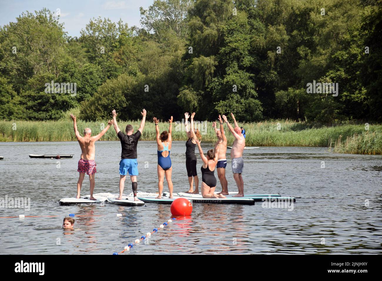 Latitude Festival, 2022. Juli, Henham Park, Suffolk, Großbritannien. Yoga auf Paddleboards im See Stockfoto