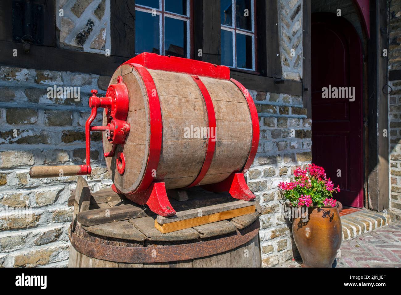 Alte alte alte Holzfass-Butterfass, traditionelle Vorrichtung zur Umwandlung von Rahm in Butter Stockfoto