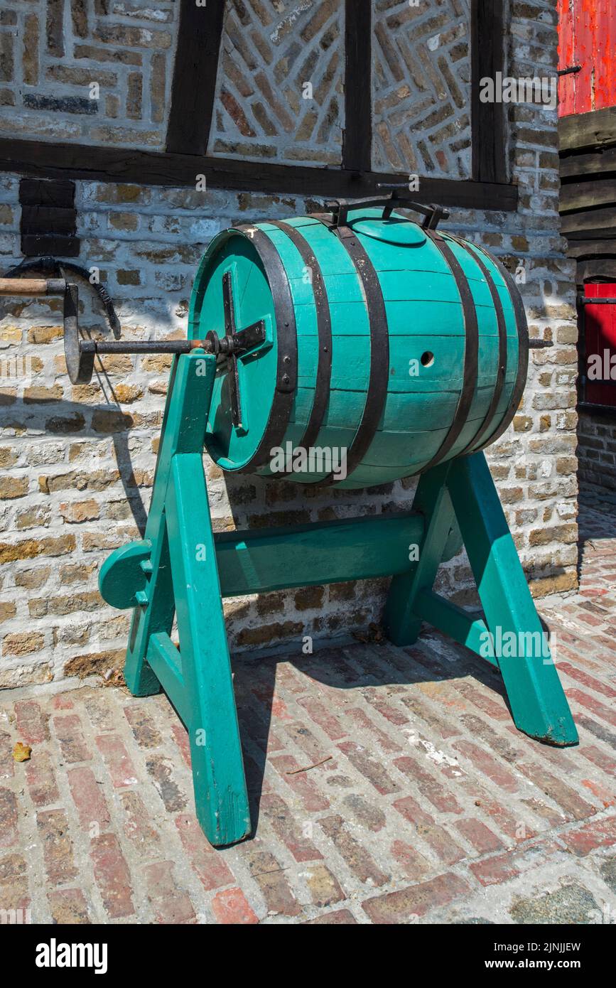 Alte alte alte Holzfass-Butterfass, traditionelle Vorrichtung zur Umwandlung von Rahm in Butter Stockfoto