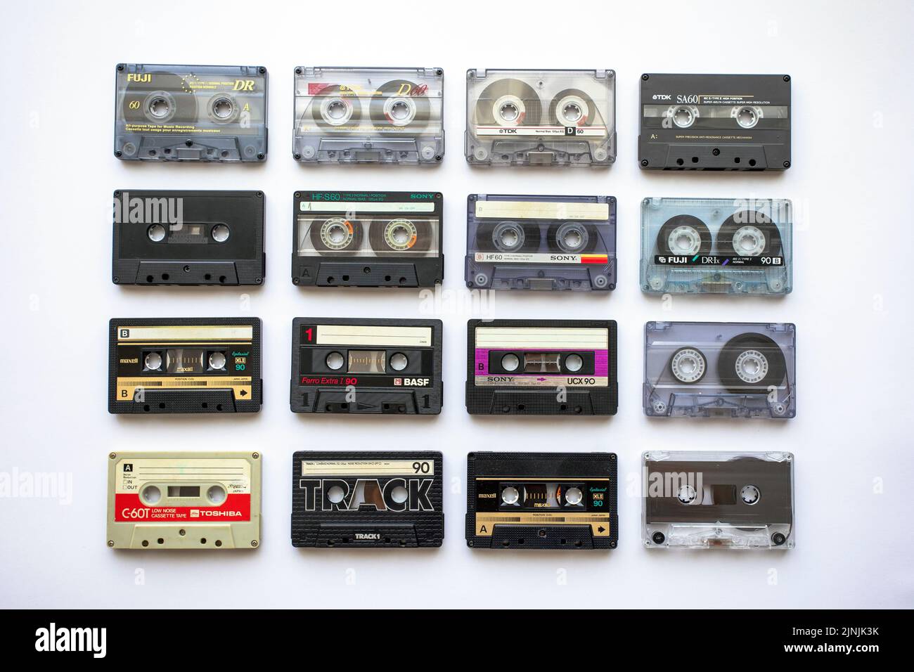 Sofia, Bulgarien - 12. August 2022: Sammlung von alten Audiokassetten isoliert auf weißem Hintergrund, Vintage-Musik und Technologie-Konzept. Stockfoto