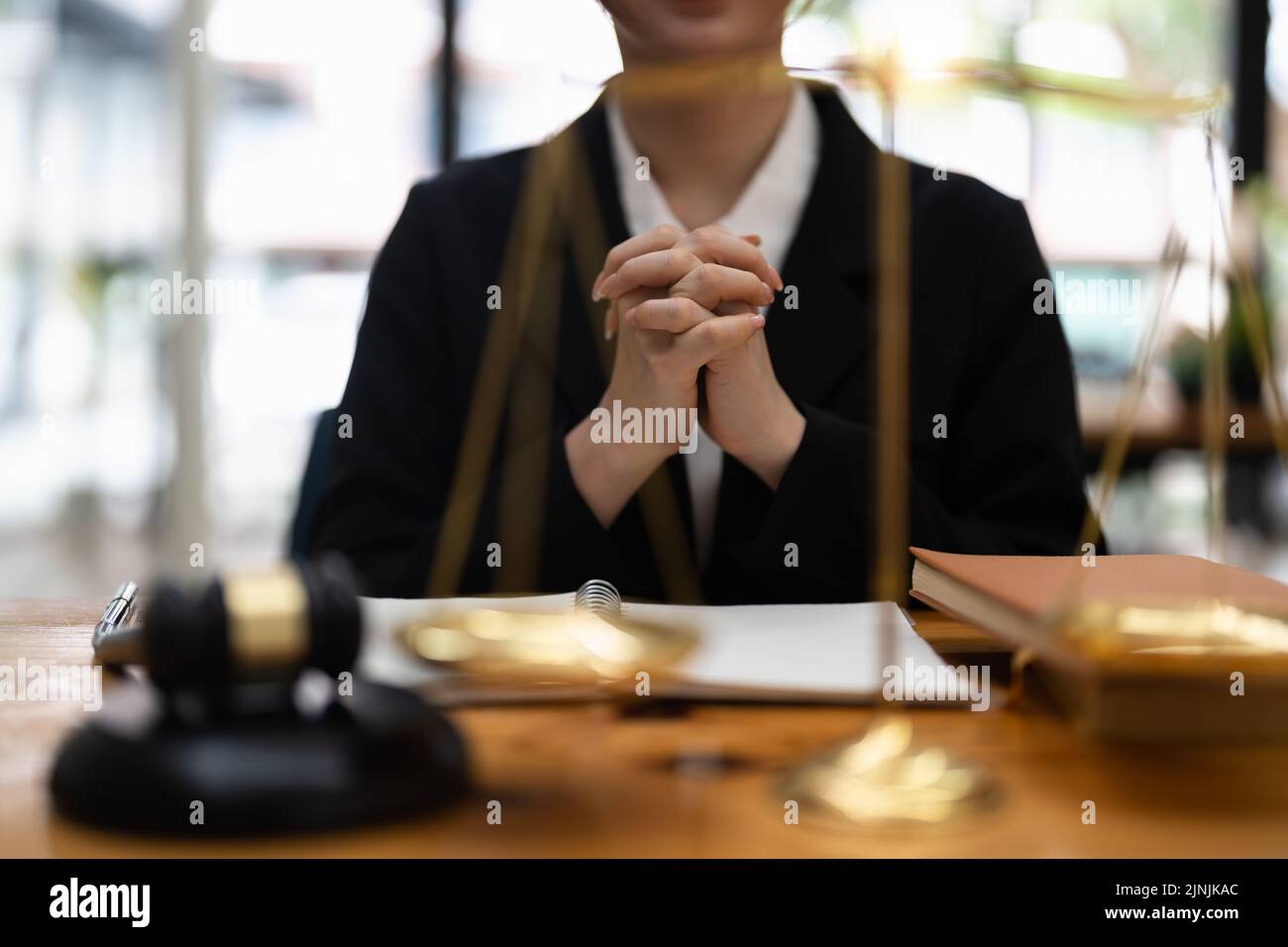 Selbstbewusste, durchdachte Geschäftsfrau, die Anzug am Schreibtisch trägt, nachdenkliche Angestellte, die das Kinn berührt, Probleme löst und Schwierigkeiten macht Stockfoto