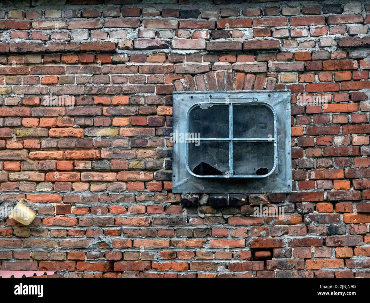 Altes Metallfenster in einer Backsteinmauer, Deutschland, Brandenburg, Uckermark, Hohenholz Stockfoto
