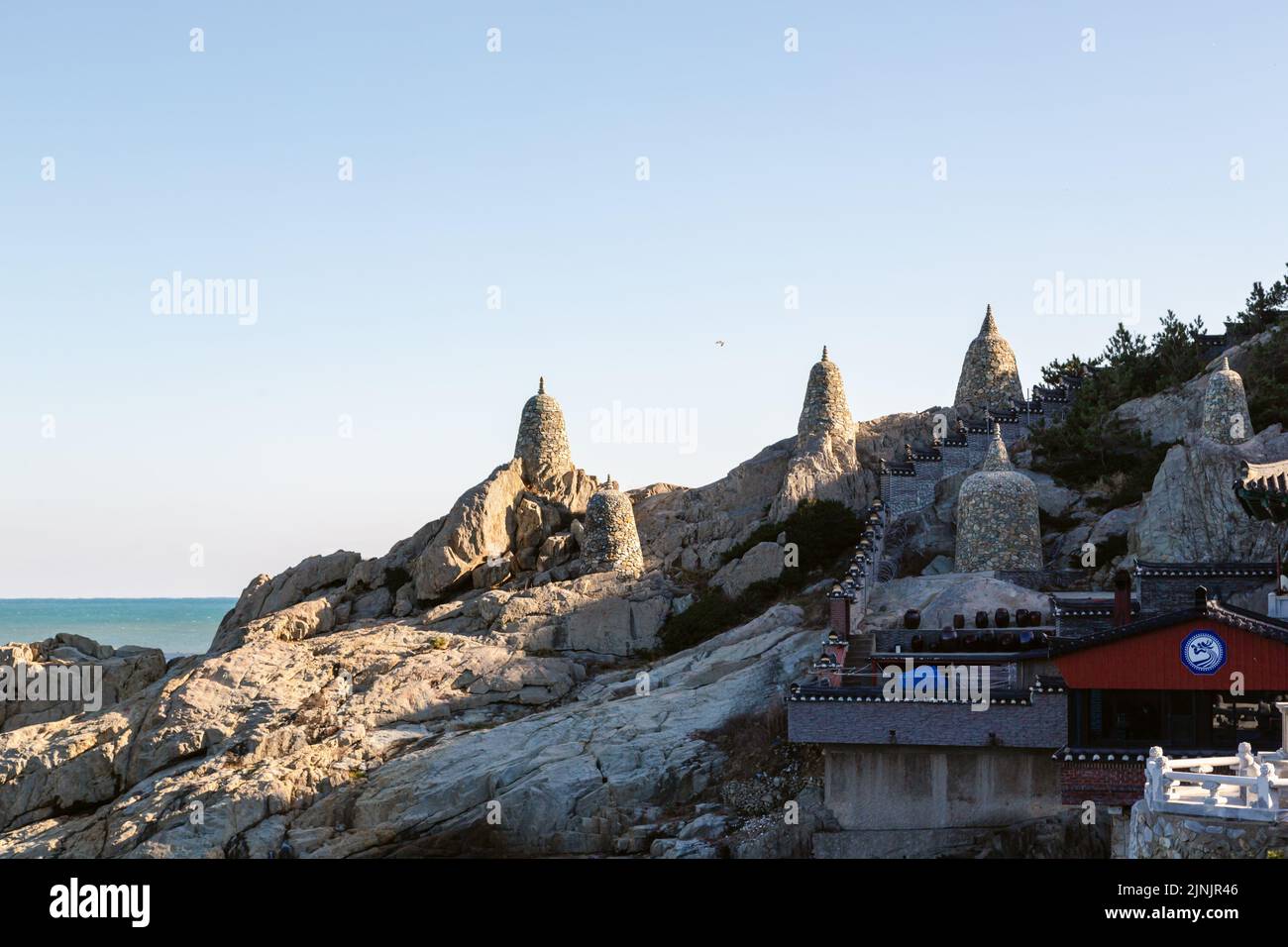 Eine Landschaft des Yakcheonsa-Tempels auf der Insel Jeju, Südkorea Stockfoto