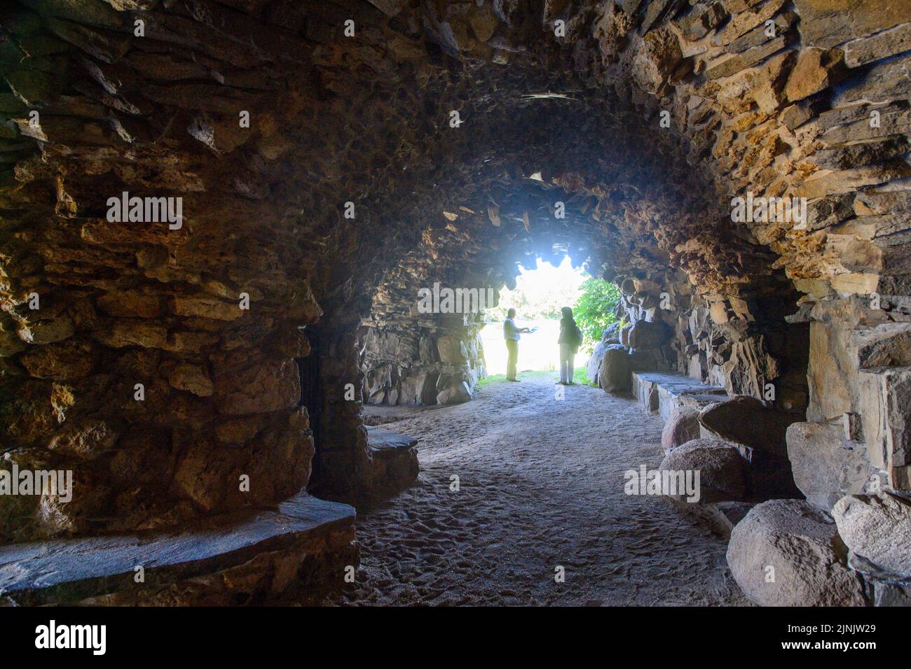 12. August 2022, Sachsen-Anhalt, Wörlitz: Besucher besuchen die Grotte der Insel Stein. Die Insel Stein wurde am Mittag vom Premierminister neu eingeweiht. Es ist einer der herausragenden Punkte im 142 Quadratmeter großen Gartenreich Dessau-Wörlitz und wurde in den letzten 24 Jahren restauriert. Foto: Klaus-Dietmar Gabbert/dpa Stockfoto