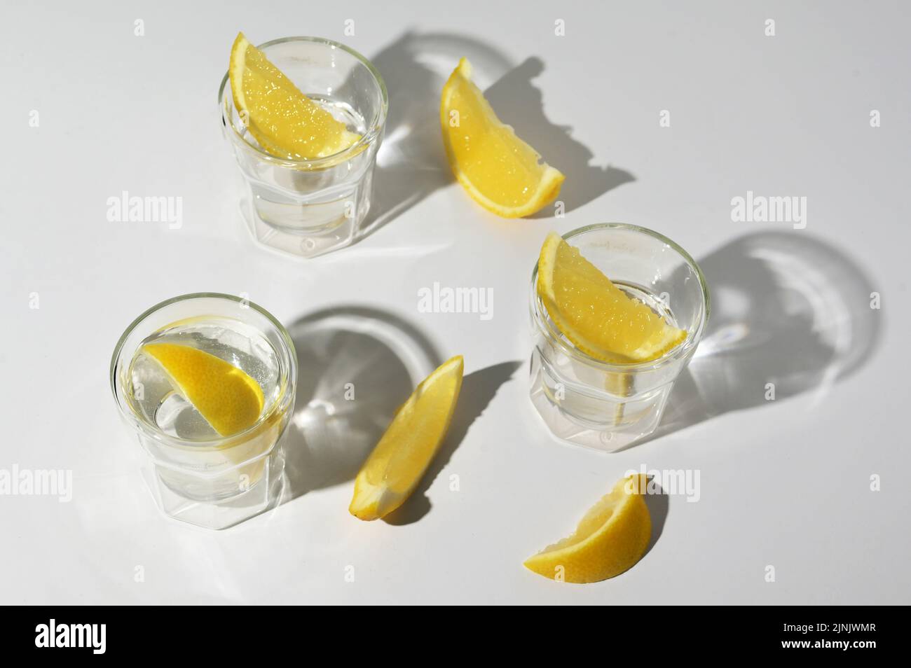 Frisches sauberes Wasser und Gläser mit Zitronenscheiben Stockfoto