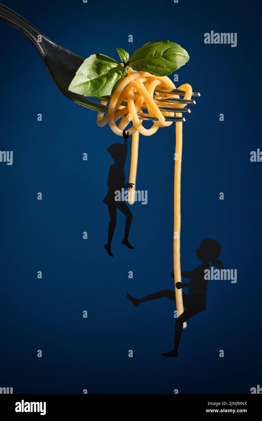 Abstrakt Nahaufnahme Spaghetti Pasta auf Gabel und Kinder hängen wie ein Seil auf Stockfoto