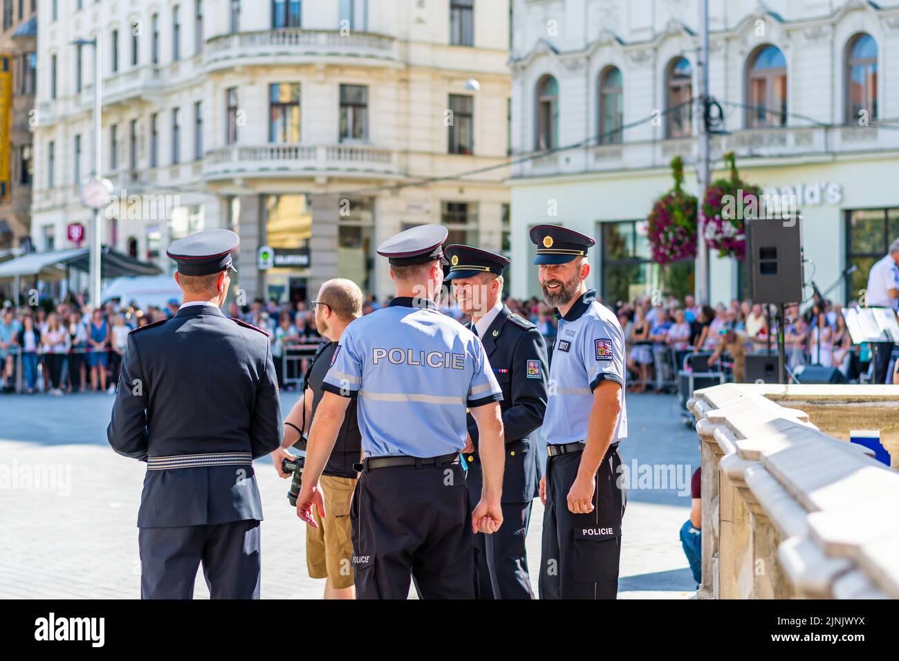 Brünn, Tschechische Republik - 10,9.2021: Junge Polizisten während der Polizeiverheißung auf dem Brünner Hauptplatz (Namesti Svobody). Polizisten sind wir Stockfoto