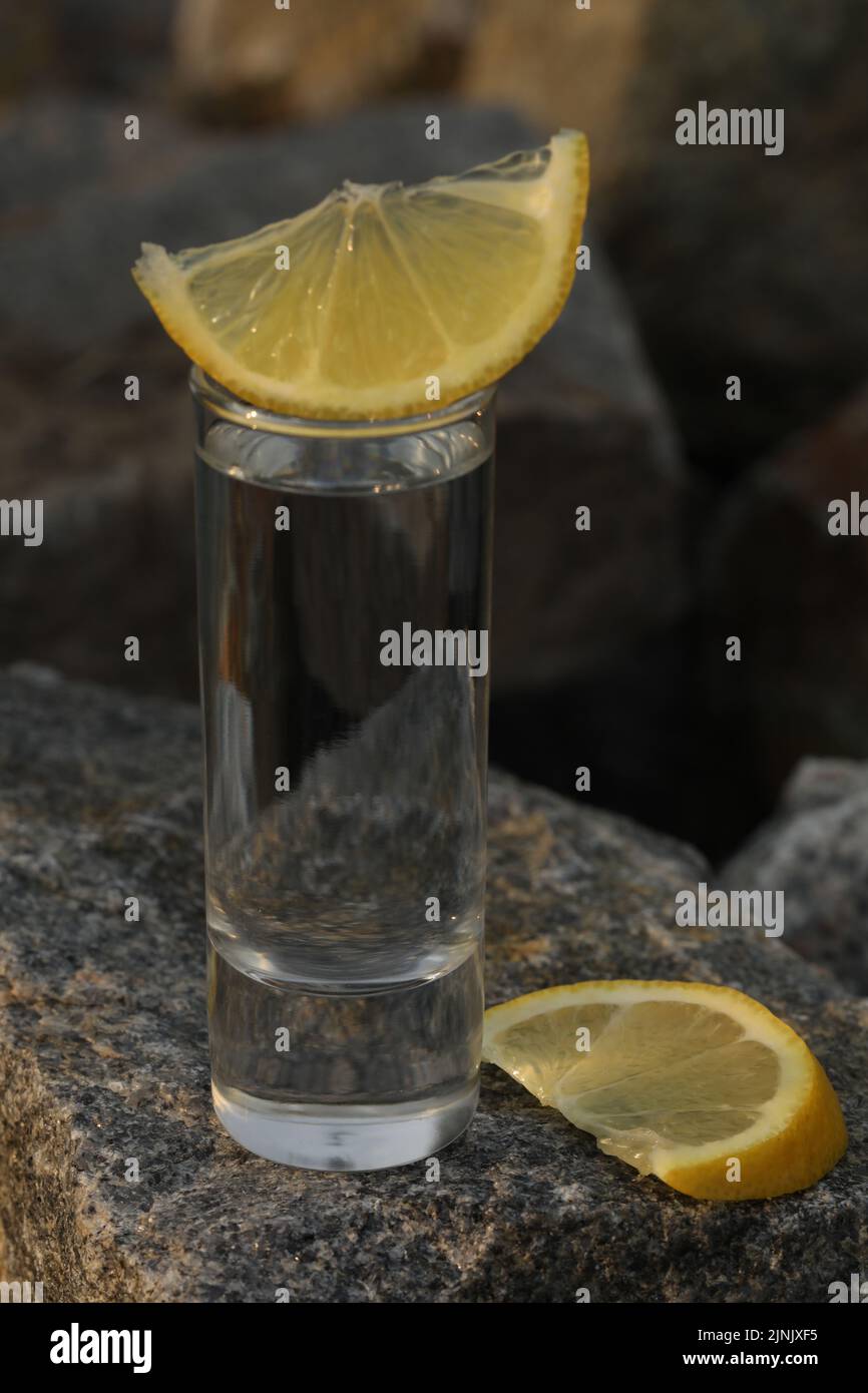 Ein Glas Alkohol mit Steinhintergrund Stockfoto