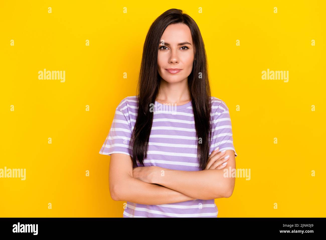 Portrait Foto von jungen attraktiven erfahrenen Geschäftsfrau kreuzte die Hände suchen Sie isoliert auf gelbem Hintergrund Stockfoto