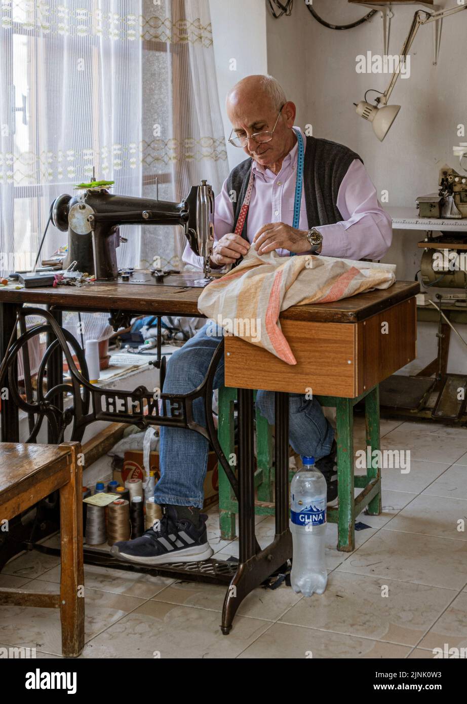 Albanien, 12. Mai 2022 - man arbeitet an einer staufelbetriebenen Nähmaschine. Stockfoto