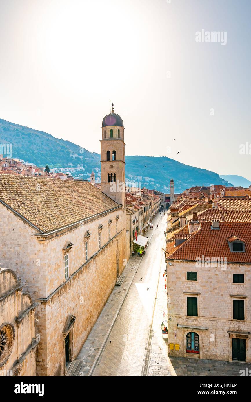 Luftaufnahme der Hauptstraße Stradun, Dubrovnik Altstadt. Sonniger Tag am Morgen. Stockfoto