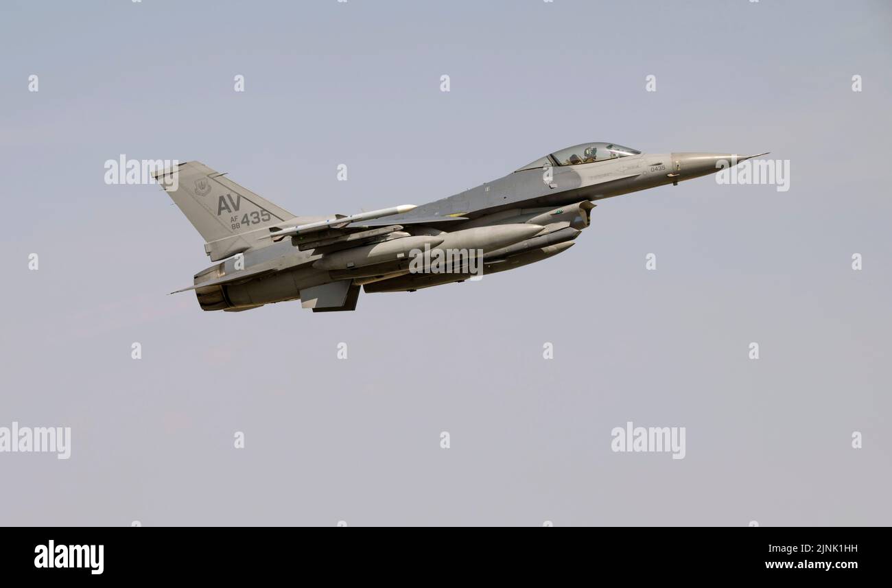 USAF F-16 Fighting Falcon verlässt das Royal International Air Tattoo Stockfoto