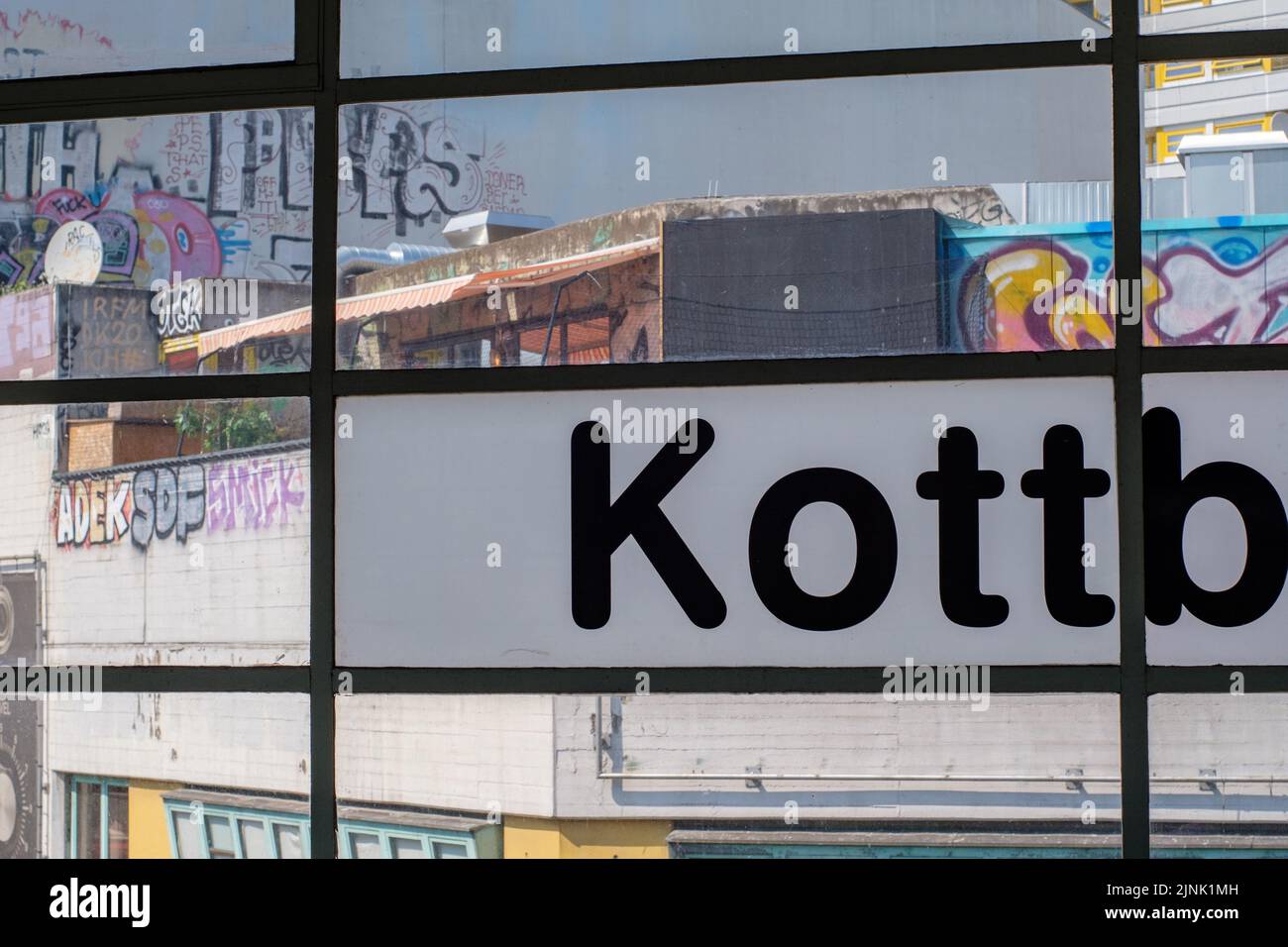 BERLIN, DEUTSCHLAND - 9. JUNI 2018: Blick am 9. Juni 2018 am Kottbusser Tor-Bahnhofschild im Berliner Kreuzberg vorbei. Stockfoto