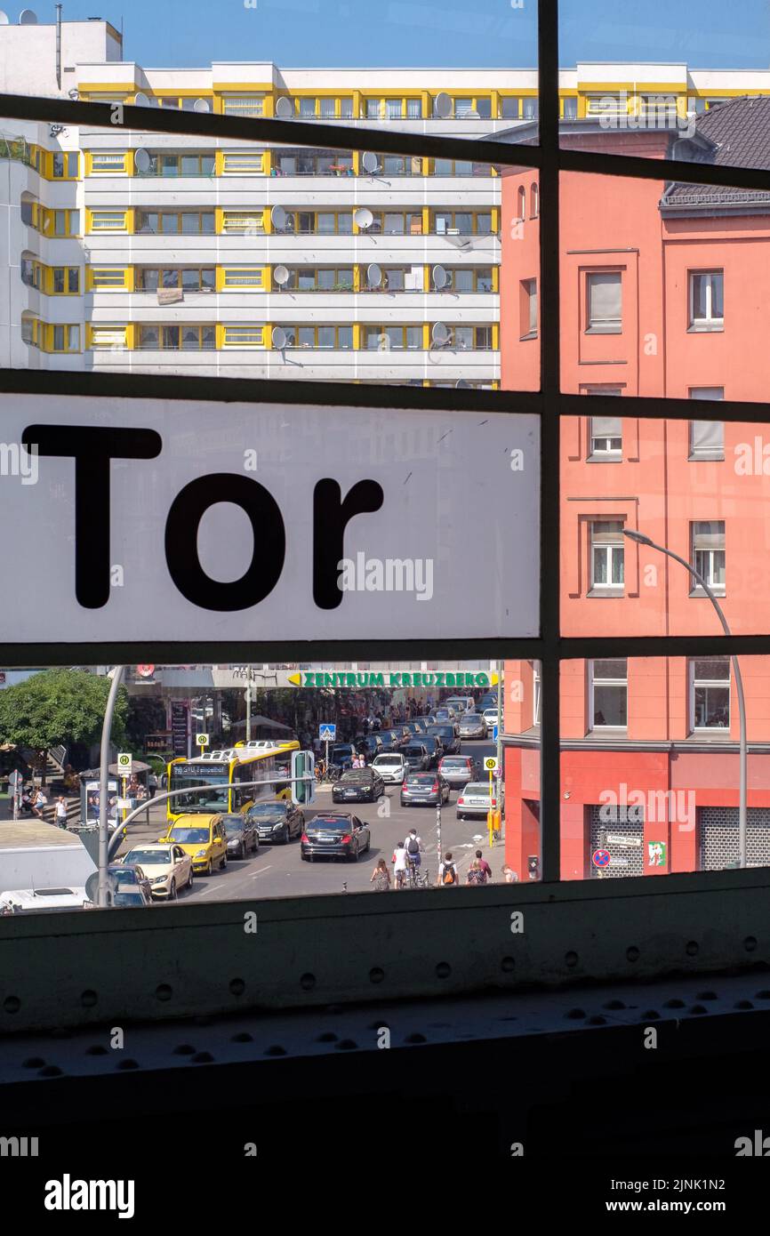 BERLIN, DEUTSCHLAND - 9. JUNI 2018: Blick am 9. Juni 2018 am Kottbusser Tor-Bahnhofschild im Berliner Kreuzberg vorbei. Stockfoto