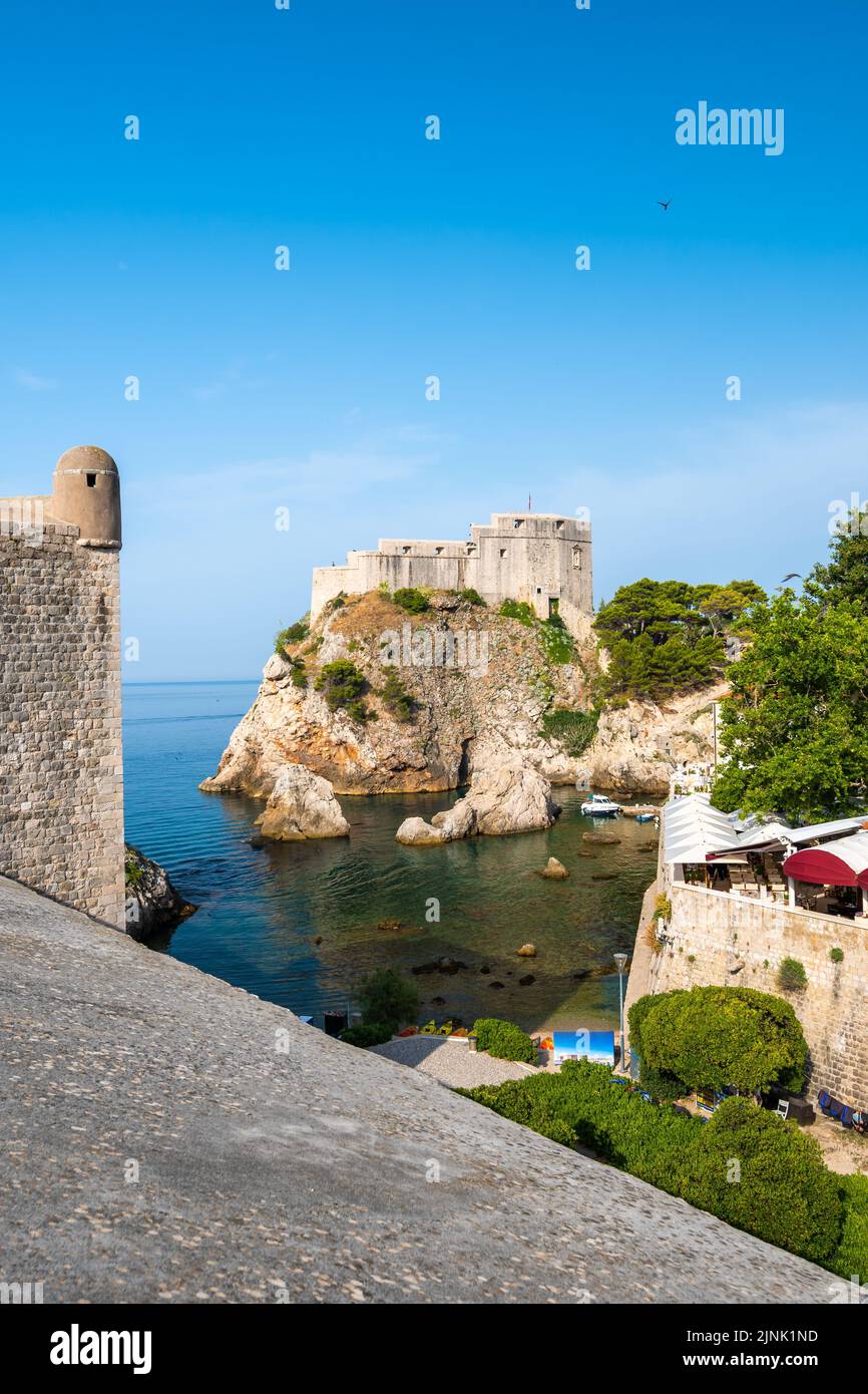 Alte Festung Lovrijenac in der Nähe der Altstadt Dubrovnik. Blick von der Stadtmauer. Sonniger Tag, Sommerwetter. Kroatien Mantel in der Nähe der adria. Stockfoto