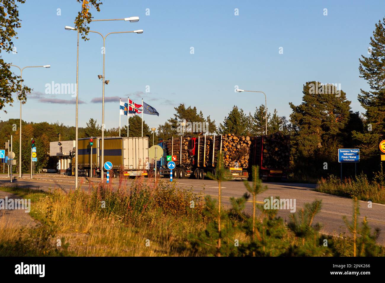 LKW-Warteschlange an der Zollkontrolle beim Überqueren der Grenze zwischen Finnland und Norwegen in Karigasniemi, Lappland. Log-LKWs fahren nach Norwegen. Stockfoto
