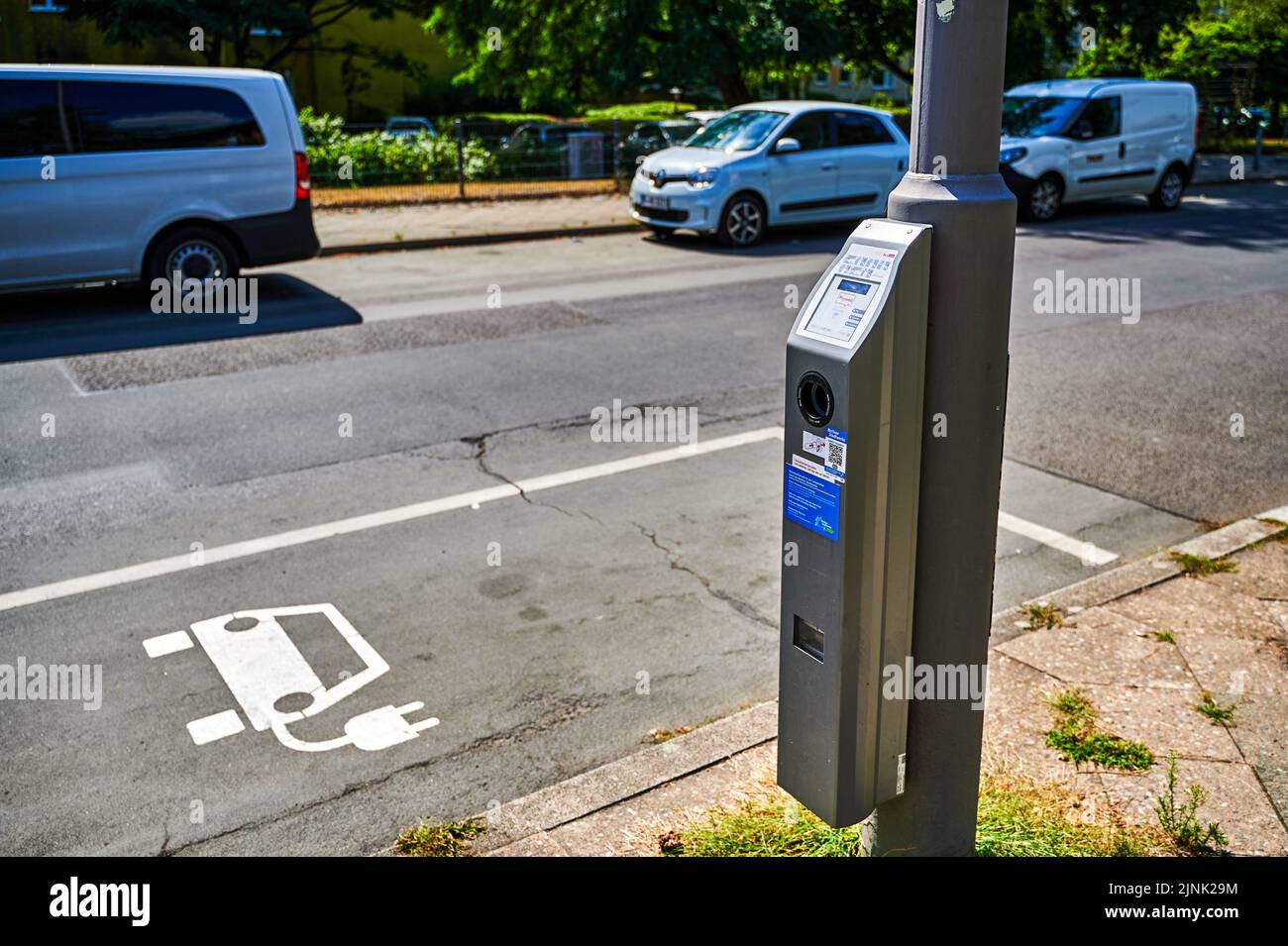Berlin, Deutschland 11. August 2022 Blick auf eine öffentliche Ladestation für Elektroautos