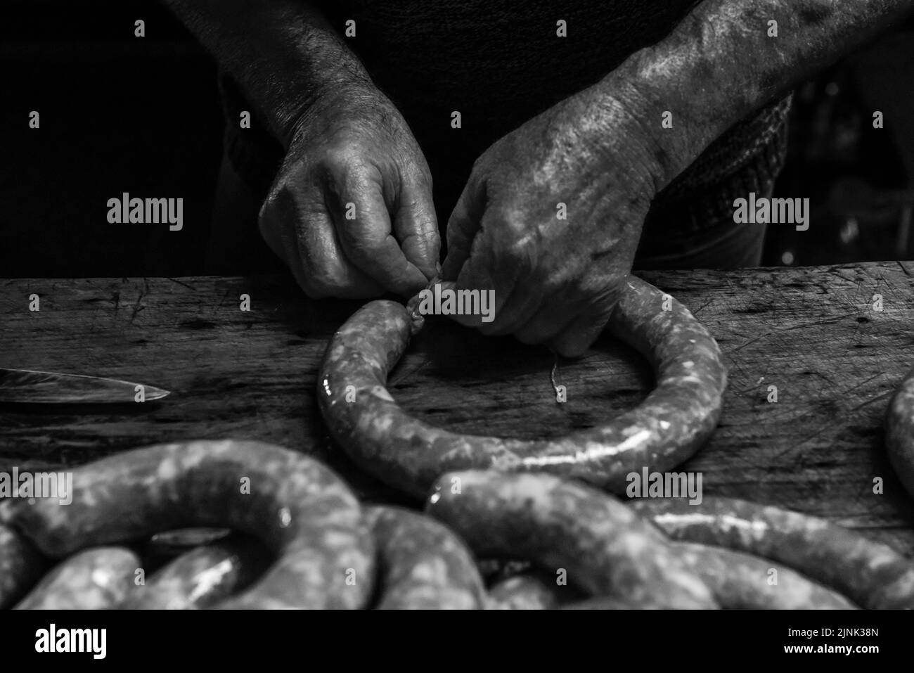 Hände arbeiten an der Herstellung von Würsten, traditionelle argentinische Schlachtung. Stockfoto