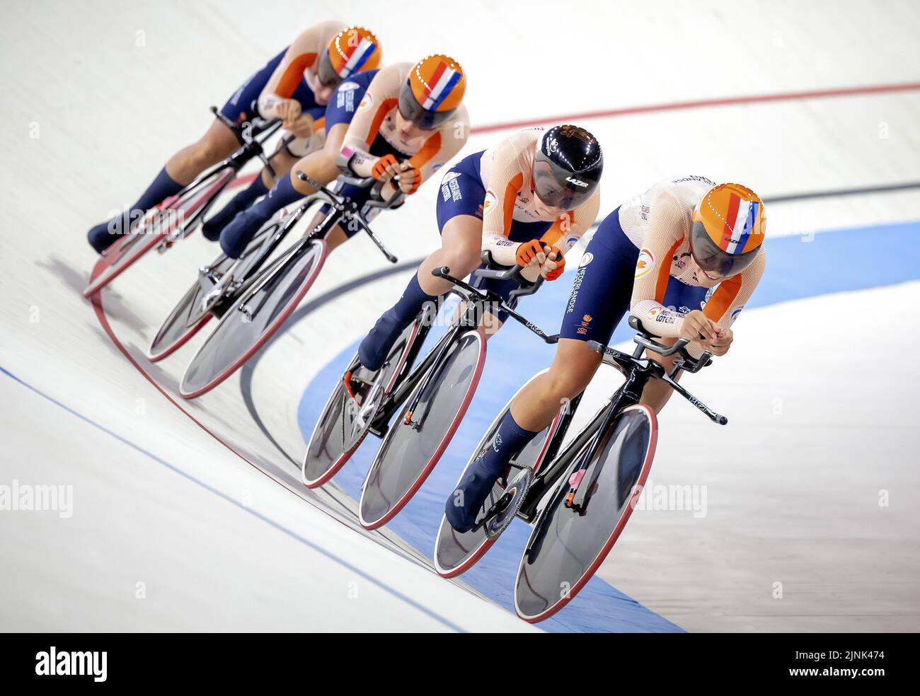 München, Deutschland. 12. August 2022. MÜNCHEN - Mylen de Zoete, Daniek Hengeveld, Lonneke Uneken und Amber van der Hulst im Einsatz beim Verfolgungsrennen des Rennteams am zweiten Tag der Mehreuropameisterschaft. Die deutsche Stadt München wird 2022 eine kombinierte Europameisterschaft verschiedener Sportarten veranstalten. ANP ROBIN VAN LONKHUIJSEN Credit: ANP/Alamy Live News Stockfoto
