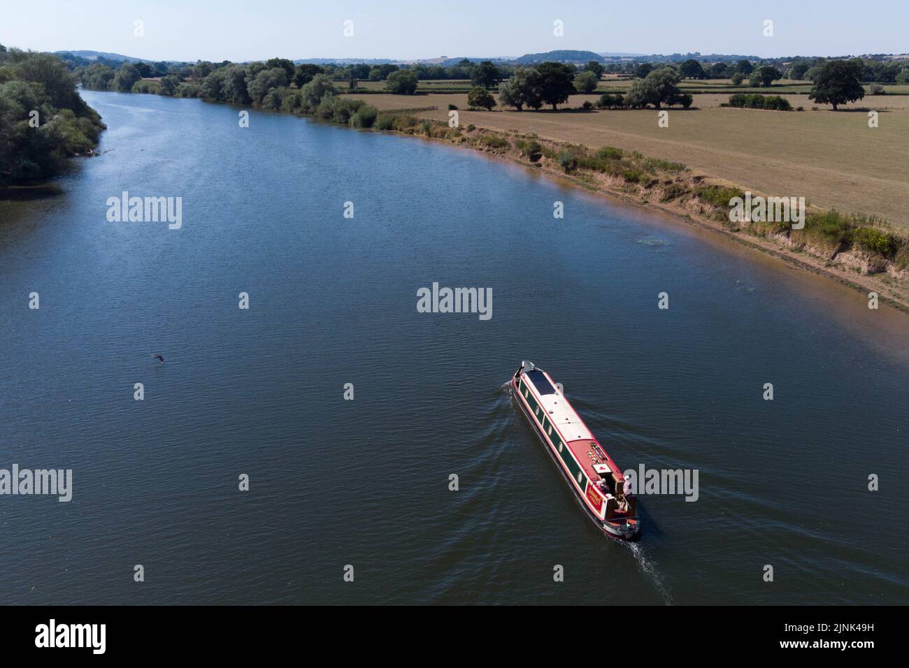 Forthampton, Gloucestershire August 12. 2022 - Während der Hitzewelle fährt Ein Boot den Fluss Severn in der Nähe von Tewkesbury in Gloucestershire, England, entlang. Quelle: SCOTT CM/Alamy Live News Stockfoto