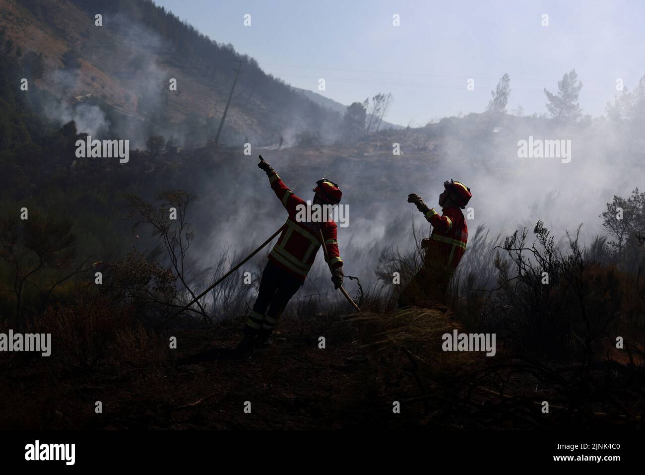 Feuerwehrleute arbeiten nach einem Waldbrand in Videmonte, Celorico da Beira, Portugal, 12. August 2022. REUTERS/Pedro Nunes Stockfoto