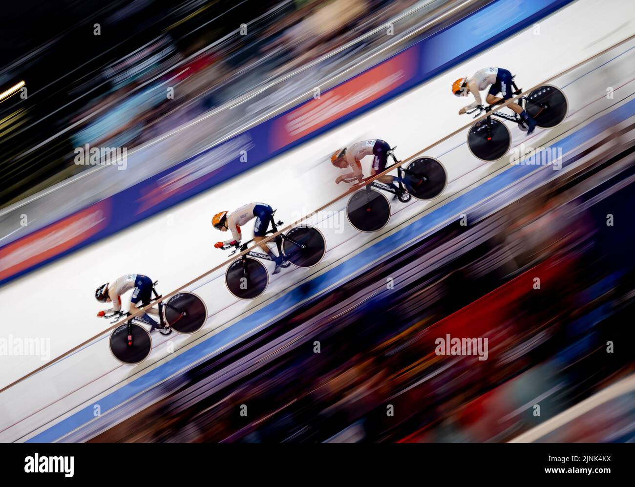 München, Deutschland. 12. August 2022. MÜNCHEN - Mylen de Zoete, Daniek Hengeveld, Lonneke Uneken und Amber van der Hulst im Einsatz beim Verfolgungsrennen des Rennteams am zweiten Tag der Mehreuropameisterschaft. Die deutsche Stadt München wird 2022 eine kombinierte Europameisterschaft verschiedener Sportarten veranstalten. ANP ROBIN VAN LONKHUIJSEN Credit: ANP/Alamy Live News Stockfoto