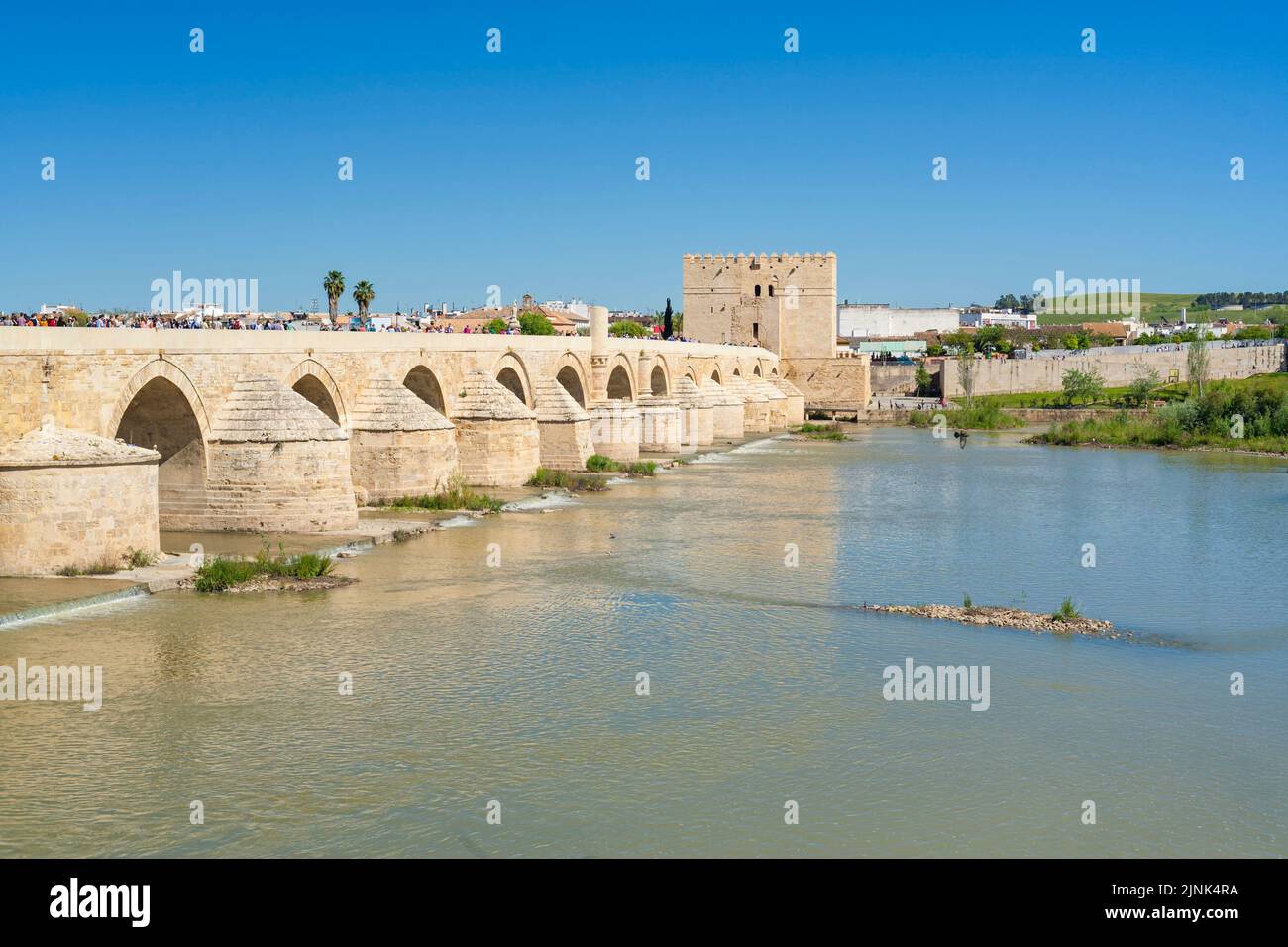Römische Brücke oder Puente Romano über den Guadalquivir-Fluss bei Córdoba, Spanien Stockfoto
