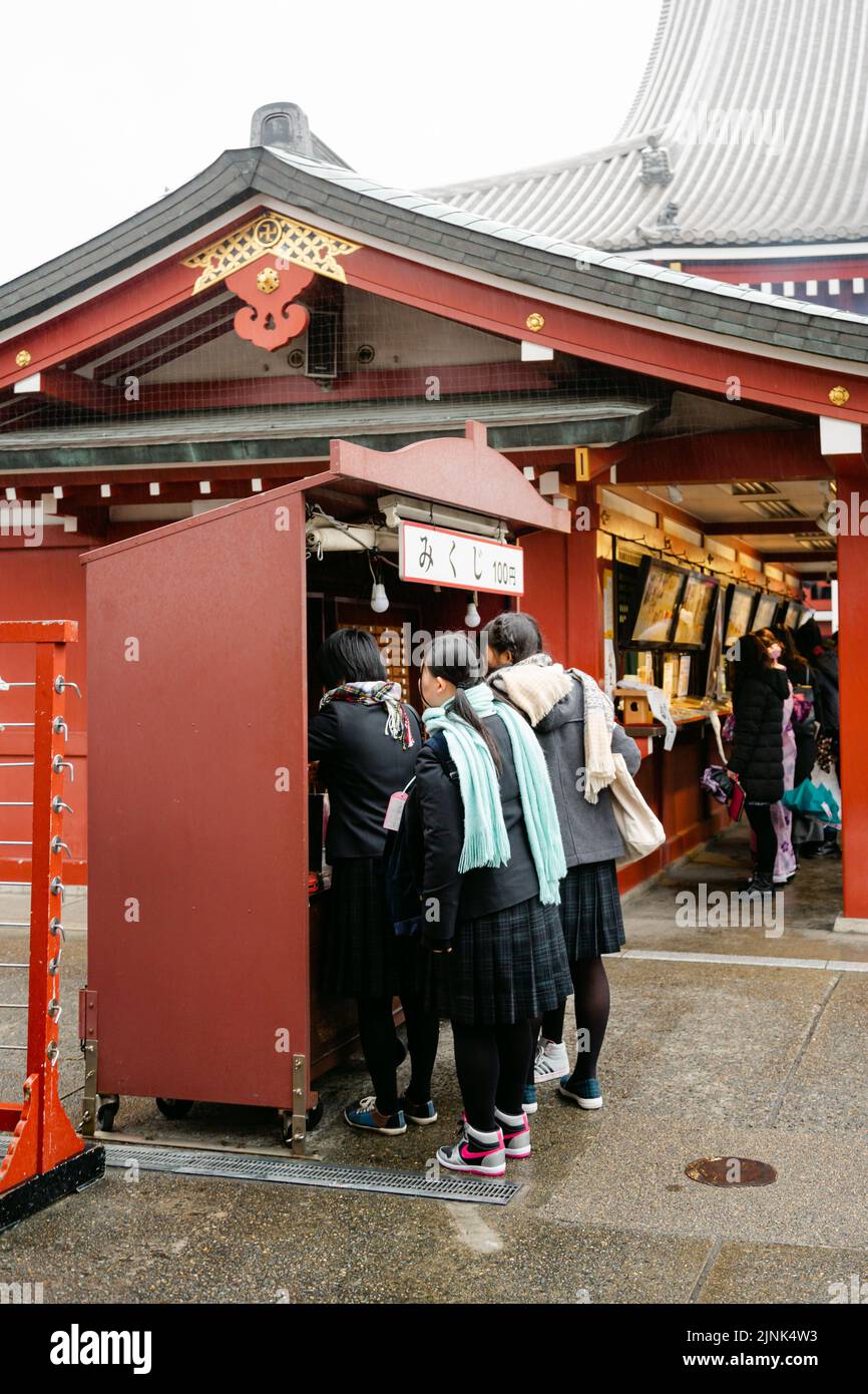 Die japanischen Studentinnen kaufen Souvenirs im Senso-ji-Tempel Stockfoto