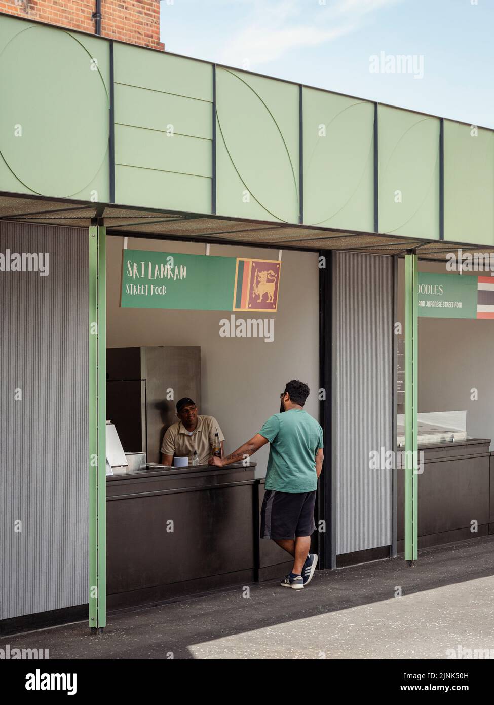 Street Food Market. Greenhill Place, Harrow, Großbritannien. Architekt: CarverHaggard Architects, 2022. Stockfoto