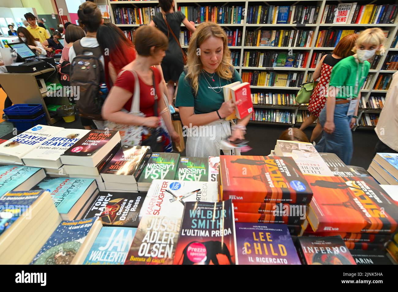 Menschen unterschiedlichen Alters und Geschlechts wählen Bücher in einer Buchhandlung aus Stockfoto
