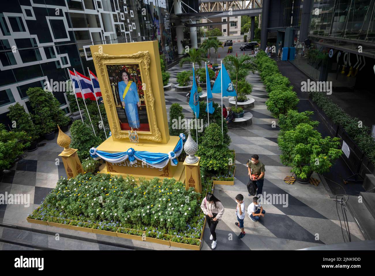 Bangkok, Bangkok, Thailand. 12. August 2022. Ihr verstorbener Ehemann, HRH, König Bhumibon, regierte über 70 Jahre, der längste aller Könige in der thailändischen Geschichte und der drittlängste der Welt. Die Mutter des heutigen Monarchen, König Vajiralongkorn, die Königin Mutter, litt unter Krankheit und hat in letzter Zeit keine öffentlichen Auftritte gemacht. (Bild: © Adryel Talamantes/ZUMA Press Wire) Stockfoto