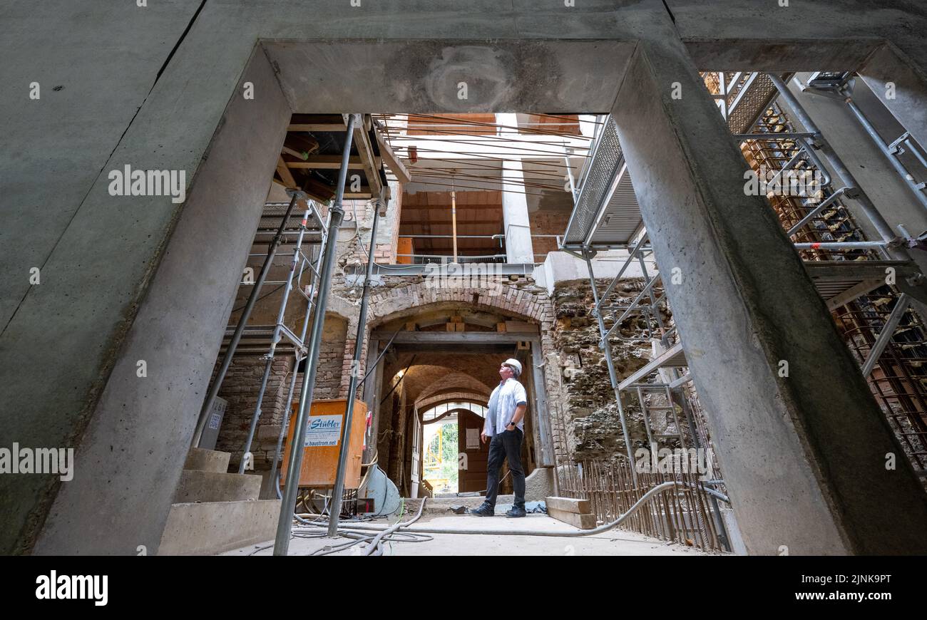 12. August 2022, Sachsen, Plauen: Am Haus Weisbach in Plauen laufen die Bauarbeiten. Das Gebäude im Stil des fränkischen Spätbarocks wurde ab 1777 als Manufakturgebäude einer Calico-Druckerei errichtet. Die Gebäude sind ein wichtiger Teil des sächsischen Industrieerbes. Nach Abschluss der Arbeiten soll das Deutsche Forum für Textilien und Spitze in Zukunft hier einziehen. Nach aktuellen Plänen soll ab Juni 2023 die Bedeutung der lokalen Textil- und Industriegeschichte einem überregionalen Publikum vermittelt werden. Die Kosten für den Bau belaufen sich derzeit auf 8,4 Stockfoto