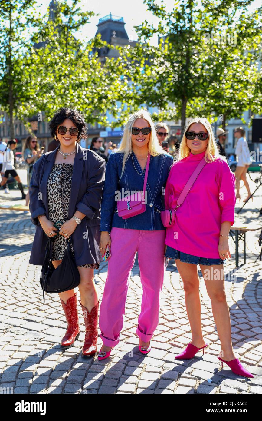 Gäste, die nach der Modenschau der Marke Saks Potts gesehen wurden. Die Copenhagen Fashion Week ist die größte Modeveranstaltung auf dem Königsplatz in Skandinavien. Diese Sommer Fashion Week läuft vom 9.. Bis 12.. August. Auf den Straßen der Hauptstadt Dänemarks viele modisch gekleidete Menschen. Stockfoto