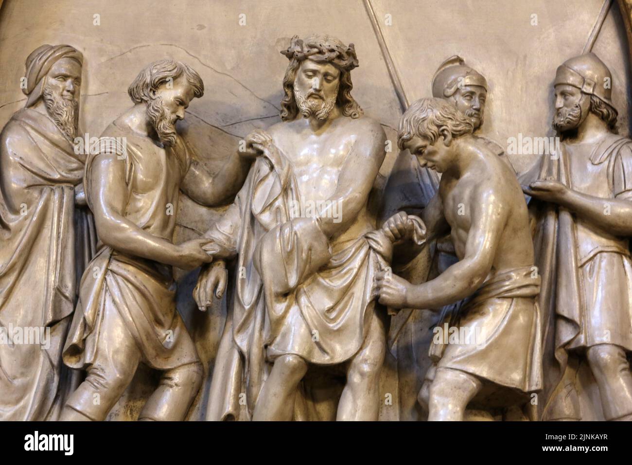 Jésus-Christ est dépuillé de ses vêtements. Chemin de croix. Détails. Station X. Église Saint-Clodoald. Saint-Cloud. Haut-de-seine. Ile-de-France. Stockfoto