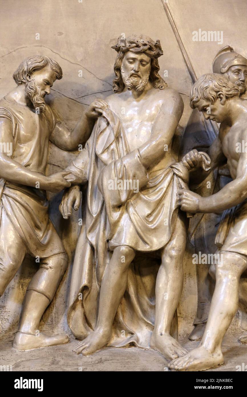 Jésus-Christ est dépouillé de ses vêtements. Détails. Chemin de croix. Station X. Église Saint-Clodoald. Saint-Cloud. Haut-de-seine. Ile-de-France. Stockfoto